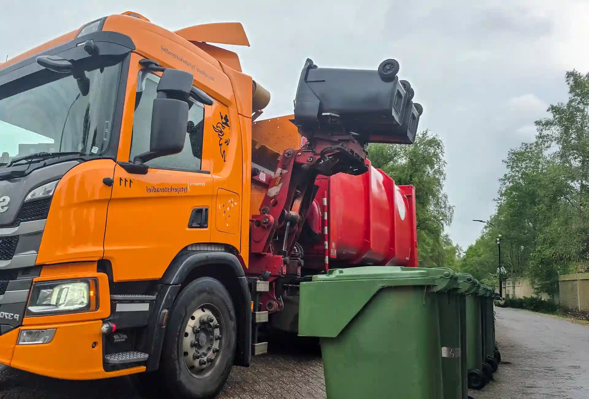 Garbage Truck collecting waste with Jewel Software