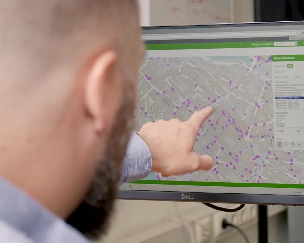 Man pointing at Jewel Taken-1