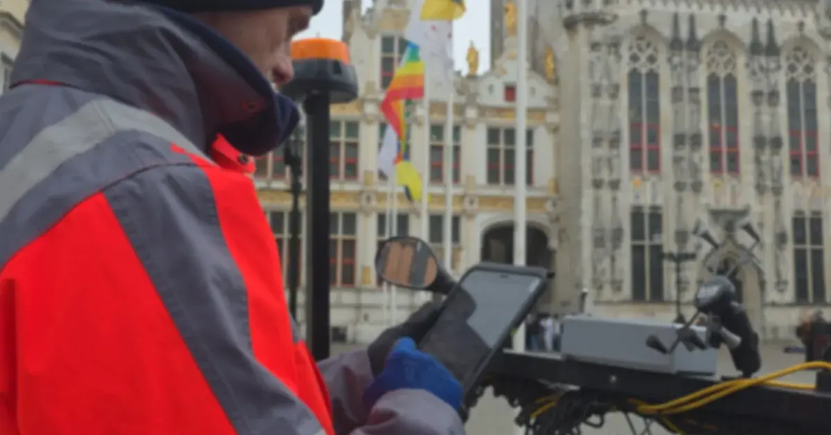 Field worker using Jewel Grounds Maintenance to report bin collections