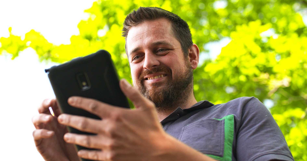 Operations worker using Jewel software on a tablet in the field