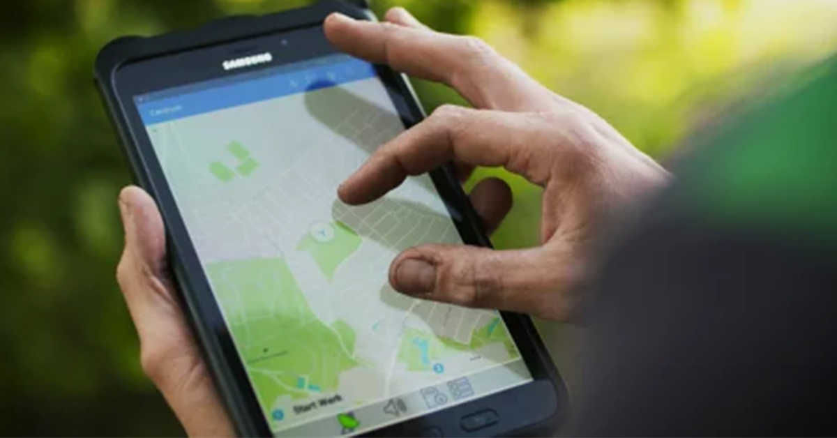 Field worker using Jewel software on tablet to follow digital map and manage tasks