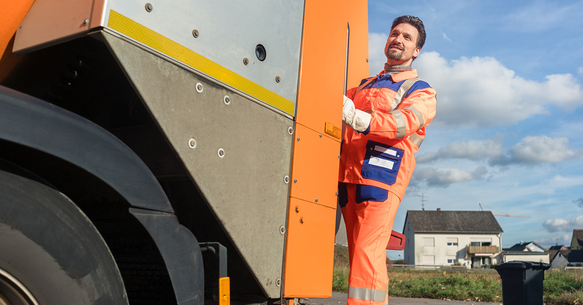 Municipal waste collector working with digitalized waste collection supported by Jewel software