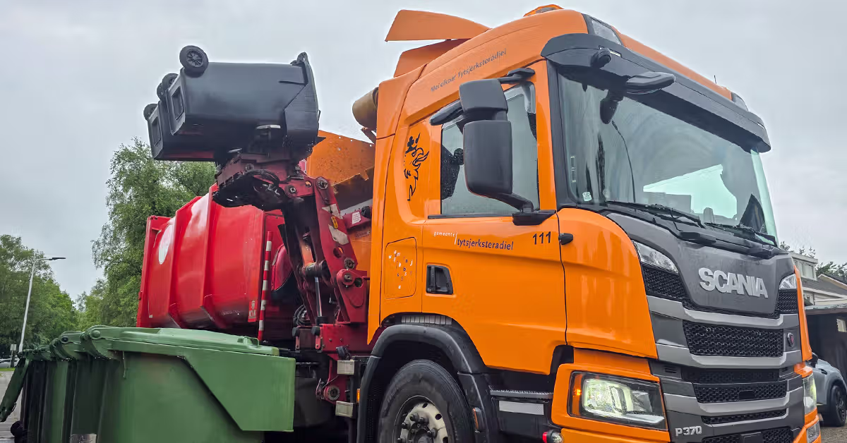 Garbage truck with Jewel Software collecting bins